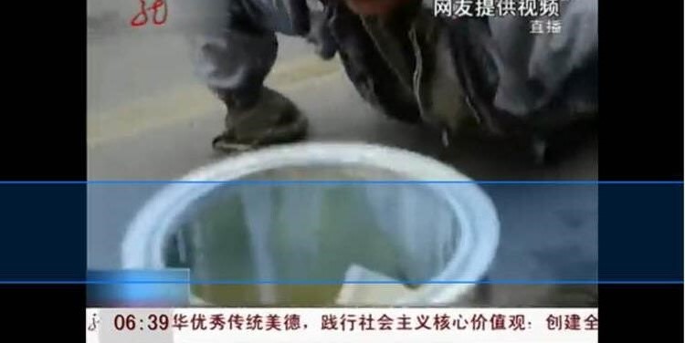 iPhone 屏幕上出现蓝色条纹